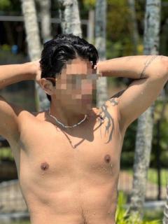Joven y Atractivo Acompañante