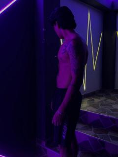 Joven y Atractivo Acompañante