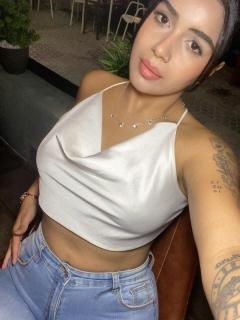 ADA CARIÑOSA Y MUY COMPLACIENTE